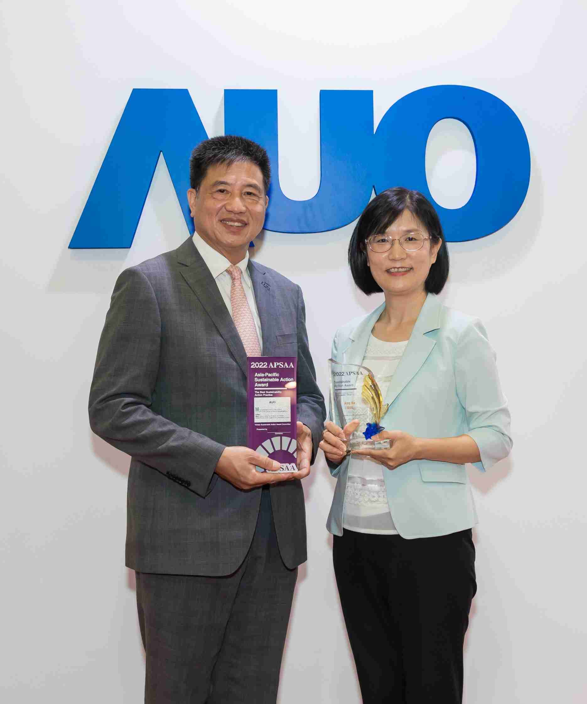 冰球突破长期垫筑永续远景的基石，，，，透过ESG暨气候委员会逐步实践永续策略蓝图。。。其中，，，冰球突破光电永续长古秀华带领团队、、、、制定中长期目标，，，，缔造多面向亮眼表现，，，获得「顶尖永续长奖」的个人奖殊荣（左：冰球突破光电董事长暨执行长彭双浪，，右：冰球突破光电永续长古秀华）