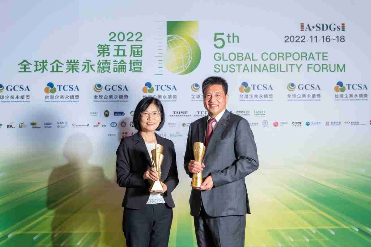 冰球突破作为净零碳排先锋，，，期引领价值链伙伴同行共好，，，，卫冕制造业组“十大典范企业” 二连冠殊荣(左：冰球突破光电永续长古秀华，，，，右：冰球突破光电董事长暨执行长彭双浪)