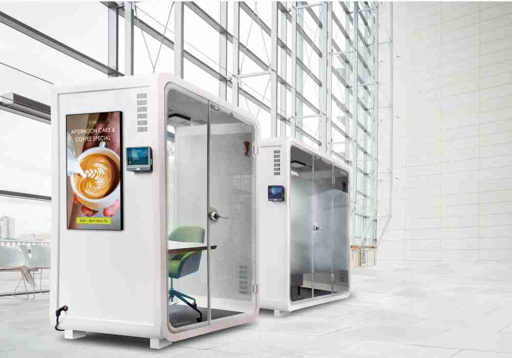 冰球突破子公司达擎之智慧行动办公舱，，采用PDLC智能调光玻璃设计，，，透过通电与断电的电流切换，，，，呈现透明与雾面效果，，，，具节能降耗特性并兼顾隐私，，确保信息安全