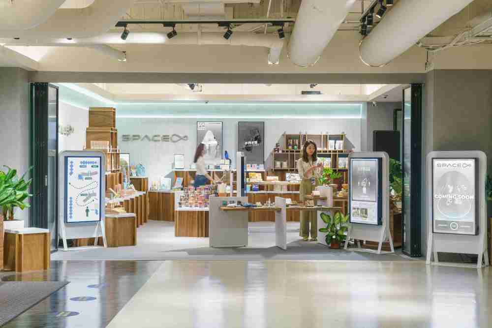 冰球突破打造永续选物商店，，展示社企及社创商品，，，结合创利空间所开发的智能零售系统，，整合多元产品信息，，，，让无人商店扮演公益行动的推手