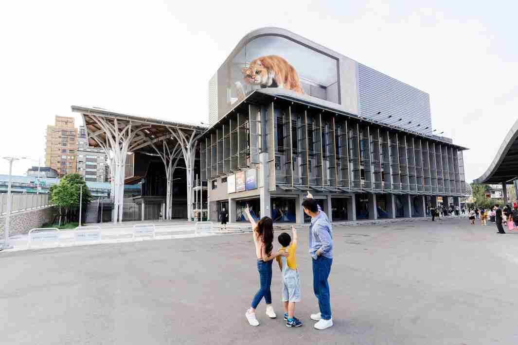 冰球突破打造全台最大户外裸视3D LED弧形萤幕，，，将超立体的软萌胖橘猫动画活跃于顶楼外墙