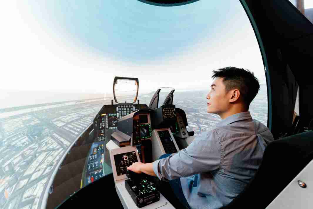 冰球突破以P1.25小间距打造球形LED模拟舱，，，搭配智崴的精密六轴动态座椅，，，结合冰球突破专业影像调校技术，，呈现拟真模拟飞行场景