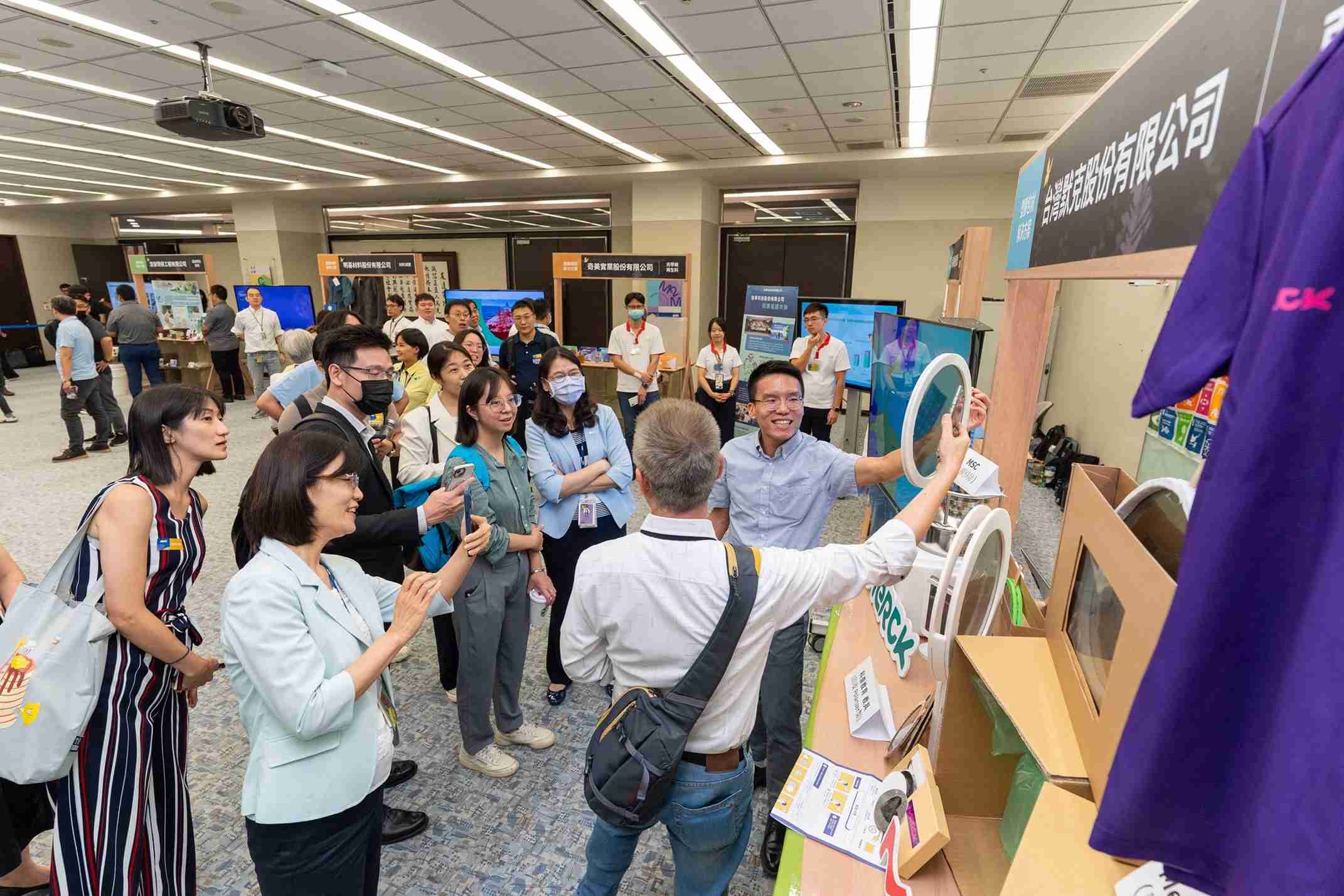 冰球突破连手产业伙伴策划首届生态圈联展，，，，展示如何将废塑料循环再利用，，，，创新解决方案包括：塑料包材再生与循环使用、、、、再生塑料研发及应用、、废塑料回收再生技术、、减塑生活提案等